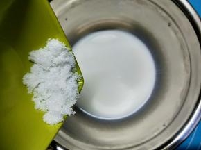 将绵白糖倒入牛奶中