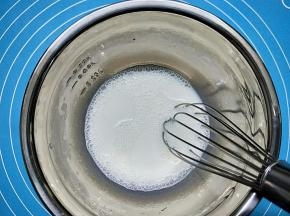 用打蛋器搅拌，至绵白糖融化（天凉，牛奶可以先热一下）