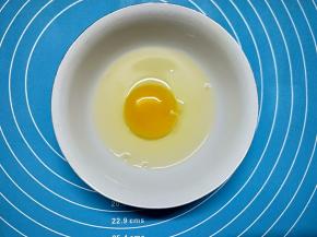 鸡蛋一个，磕入容器中