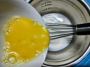 将鸡蛋液倒入牛奶中