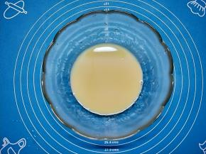 过筛3次，得到很细腻的蛋挞液