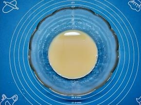 过筛3次，得到很细腻的蛋挞液