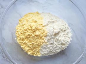 准备好中筋面粉和玉米面粉。