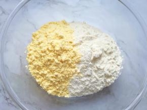 准备好中筋面粉和玉米面粉。