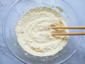 加少许盐，用筷子将两种面粉和盐搅拌均匀。