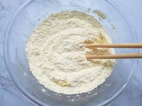 加少许盐，用筷子将两种面粉和盐搅拌均匀。