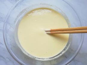 加水搅拌成可以流动的面糊。