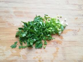 香菜洗干净切碎。