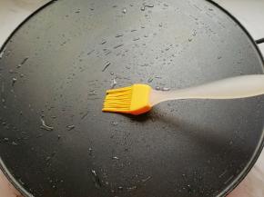 煎饼果子机预热，刷上一层食用油。