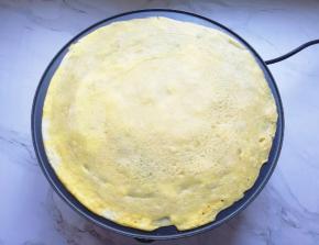待蛋液凝固以后，将煎饼翻面。