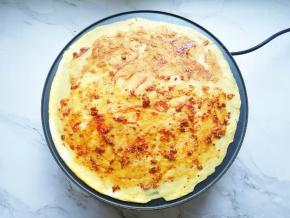 抹上辣酱和甜面酱。