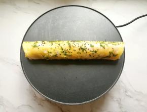 从一头卷起，一个卷着油条的杂粮煎饼就做好啦！