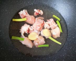 鸡腿洗干净剁成块，锅内加水，鸡腿块凉水入锅，放料酒、生姜和葱一起焯水，之后捞出用凉水冲洗干净备用。