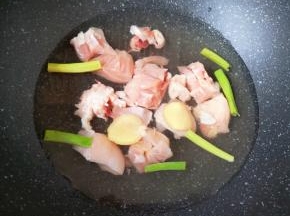 鸡腿洗干净剁成块，锅内加水，鸡腿块凉水入锅，放料酒、生姜和葱一起焯水，之后捞出用凉水冲洗干净备用。