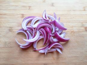 洋葱洗干净切成块。