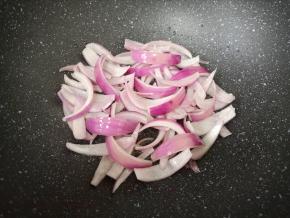 炒锅内倒少许食用油烧热，下入洋葱炒香。