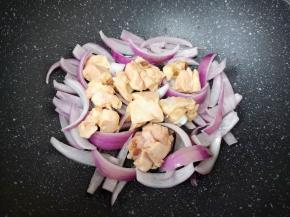 下入焯好的鸡腿块翻炒均匀。