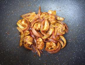 放咖喱粉翻炒均匀关火。