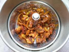 将炒好的洋葱和鸡腿块一起放进#升降火锅#的提篮里，加水没过提篮。