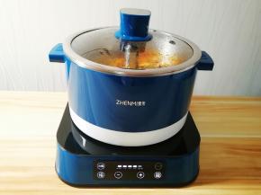 盖上锅盖选择“火锅”功能，大火烧开，文火煮半小时。