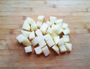 #升降火锅#工作的时候开始准备配菜。 土豆去皮洗干净切成块，用凉水泡上。