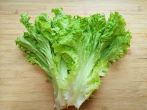 生菜洗干净控一下水分。