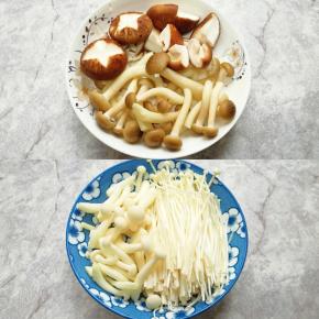 香菇洗干净两朵刻花刀，剩下的切成块，白玉菇、蟹味菇和金针菇切去根部清洗干净。