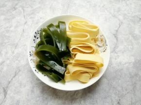 豆皮和海带洗干净切成条。