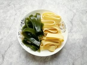 豆皮和海带洗干净切成条。