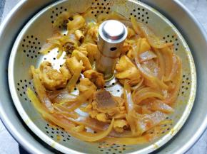 半个小时以后鸡肉已经熟了，按#升降火锅#的“上升”按键升起提篮，将里面的洋葱挑出去不要。