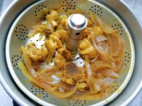 半个小时以后鸡肉已经熟了，按#升降火锅#的“上升”按键升起提篮，将里面的洋葱挑出去不要。