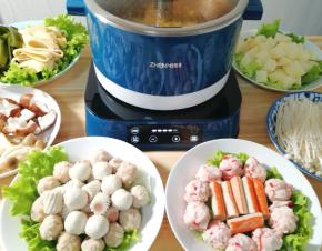 然后加水没过提篮，盖上锅盖大火烧开。