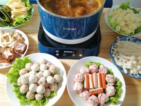 锅开以后浓浓的咖喱香味扑鼻而来，准备下菜。