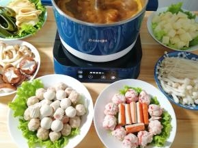 锅开以后浓浓的咖喱香味扑鼻而来，准备下菜。
