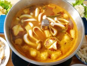 先下入土豆和各种丸子煮至丸子飘起，再下入各种蔬菜煮熟，最后下绿菜。