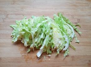 包菜切成丝洗干净，沥干水分。