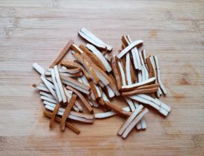 卤豆干切成条。