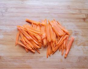 胡萝卜洗干净切成丝。