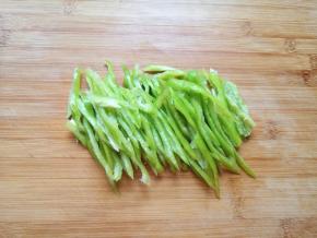 青椒洗干净切成丝。