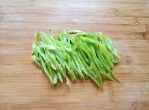 青椒洗干净切成丝。