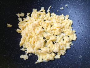 鸡蛋打散，炒锅内倒适量的食用油烧热，下入蛋液炒熟，盛出备用。