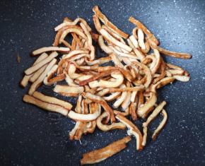 炒锅内倒食用油继续烧热，下入卤豆干炒至焦黄色。