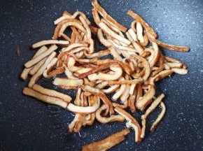 炒锅内倒食用油继续烧热，下入卤豆干炒至焦黄色。