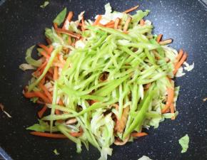 下入青椒丝翻炒均匀。