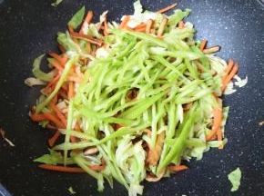 下入青椒丝翻炒均匀。