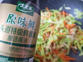 加入原味鲜酱油翻炒均匀。