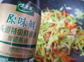 加入原味鲜酱油翻炒均匀。