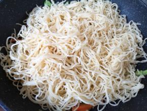 下入熟细面翻炒均匀。