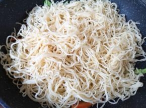 下入熟细面翻炒均匀。