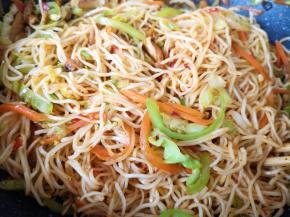 加入辣酱翻炒均匀。